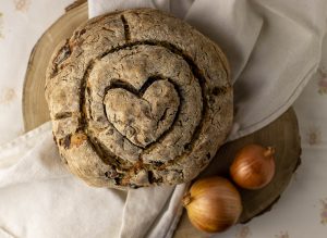 Mit gerösteten Zwiebeln gebacken