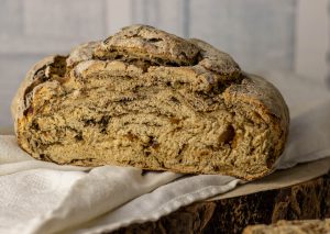 Zwiebelbrot mit Lauchasche gebacken