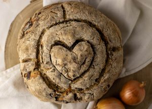 Zwiebelbrot mit Lauchasche und Herz