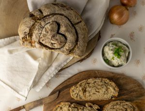 Zwiebelbrot mit Roggenmehl