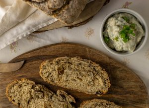 Roggenmischbrot mit Zwiebeln und Lauchasche