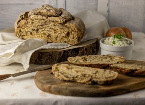 Mit dunkler Lauchasche und Zwiebeln gebacken