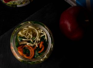 Mittwoch: Ramen mit Spinat, Pilzen und Karotte