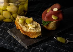 Wer es intensiv mag, isst den Knoblauch auf Brot