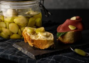 Richtig würzig: laktofermentierter Knoblauch auf Brot!