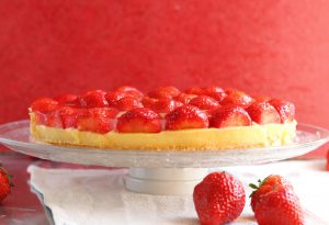 Strawberry cake - vegan, with sponge cake and vanilla custard