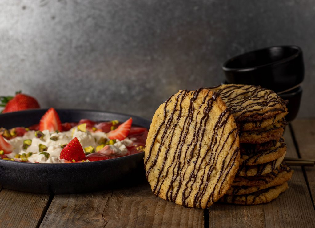 Erdbeer Labneh mit White Chocolate Tahini Cookies - Dailyvegan
