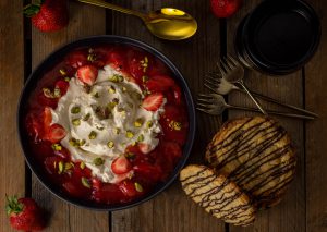 Erdbeer Labneh mit White Chocolate Tahini Cookies