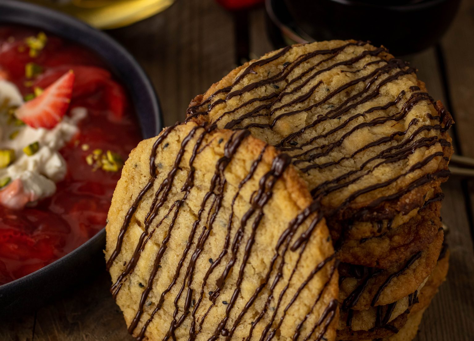 Erdbeer Labneh mit White Chocolate Tahini Cookies - Dailyvegan