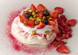 Erdbeer Pavlova - mit veganem Baiser