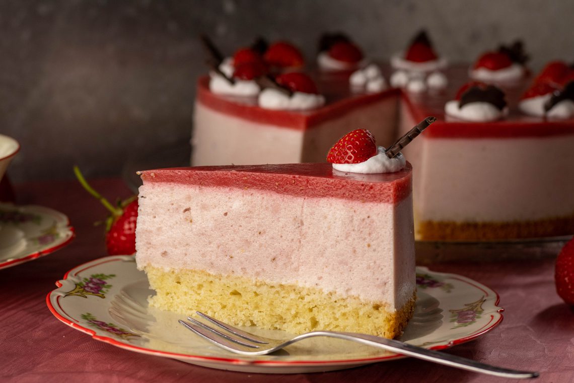 Erdbeertorte mit sahniger Quarkcreme und Erdbeerspiegel - Dailyvegan