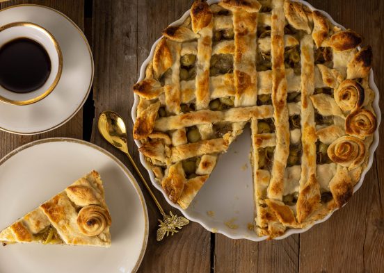 Gedeckter Stachelbeerkuchen mit Holunderblüte