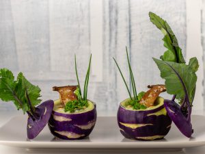 Kohlrabisüppchen mit eigenem Grün, serviert in der Knolle