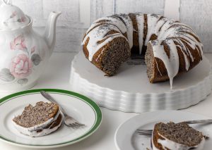 Einfacher Rührkuchen mit Mohn und Zitrone