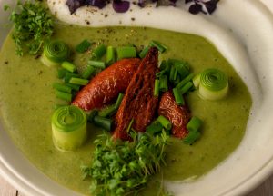 Gesunde, vegane Schnittlauchsuppe