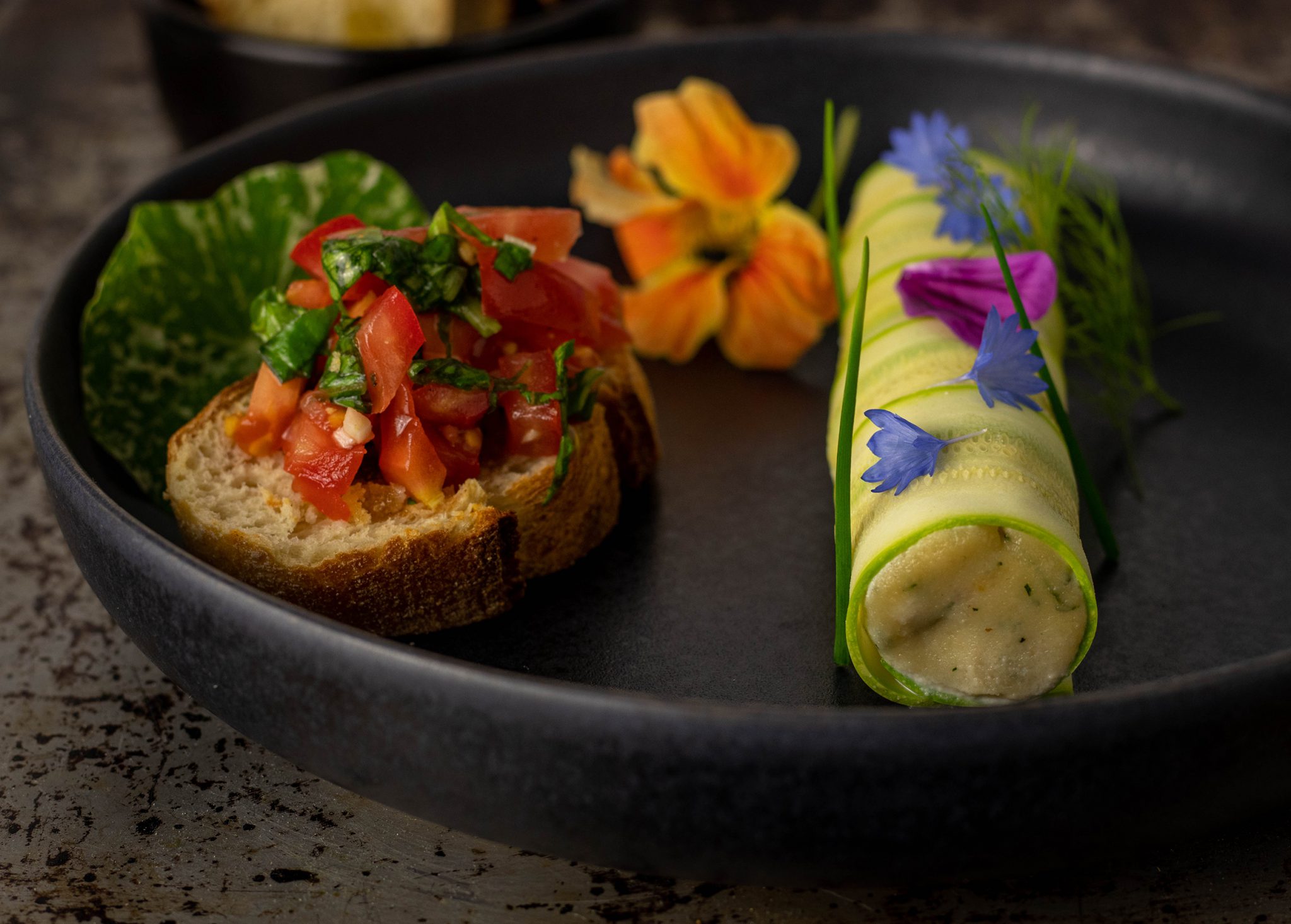 Zucchini Cannelloni an Tomaten Crostini - Dailyvegan Zucchini Cannelloni an Tomaten Crostini - Dailyvegan