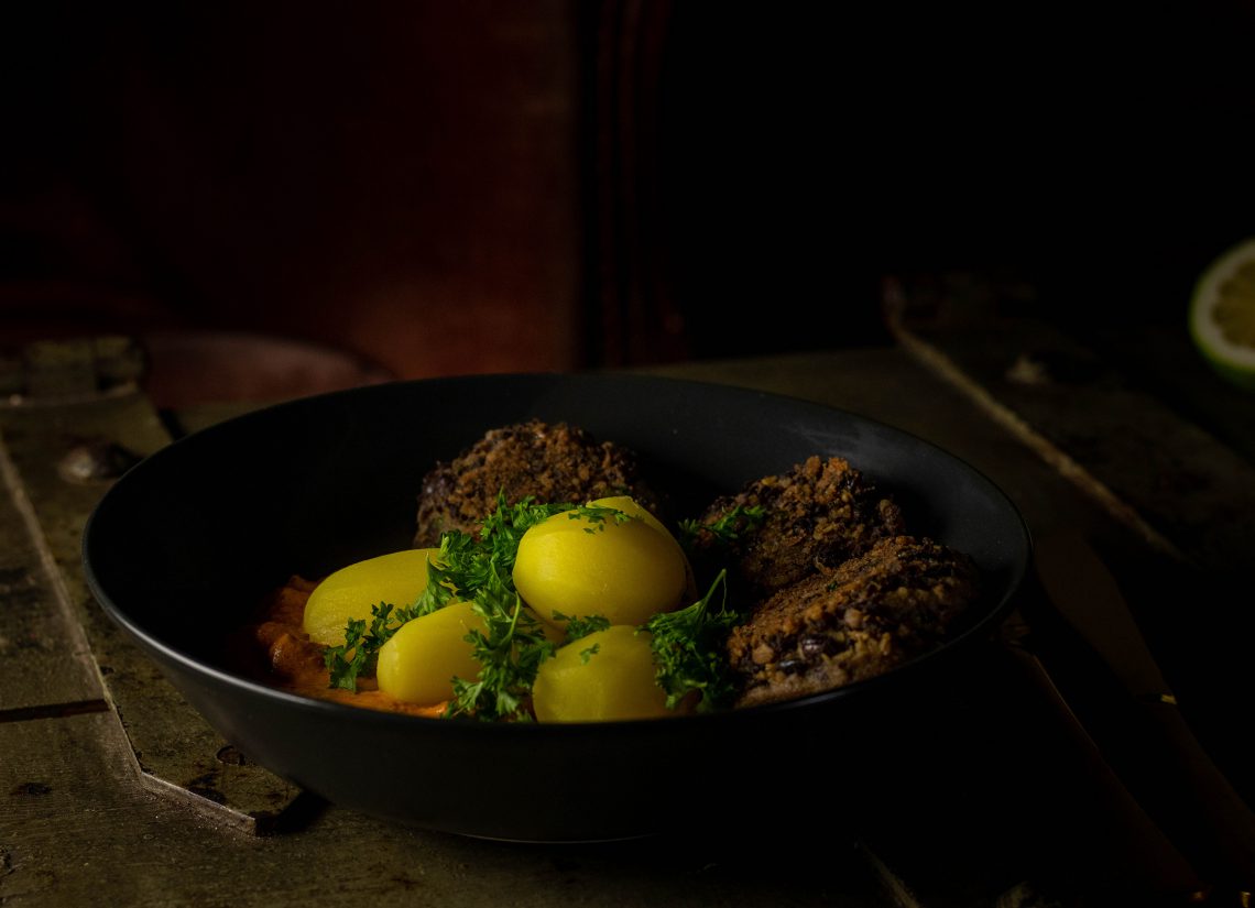 Schwarze-Bohnen-Bouletten mit Paprikasauce und Kartoffeln