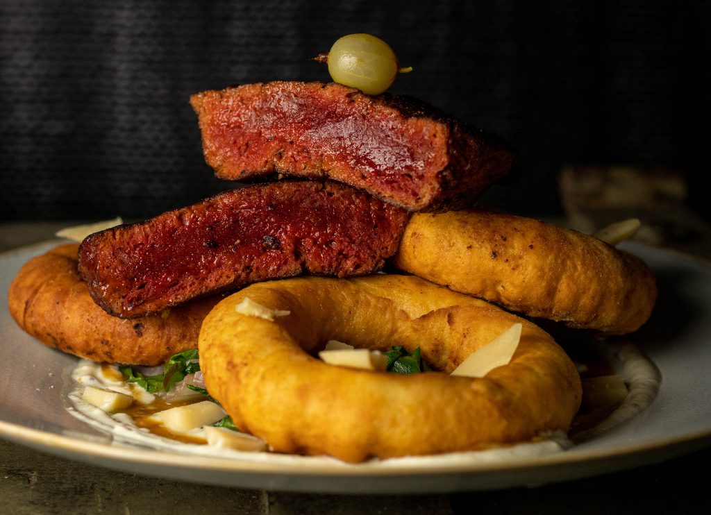 Seitanfilets, gefüllte Donuts, Mangold, fermentierte Stachelbeeren