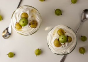 Mit leckerer, veganer Sahnejoghurtcreme