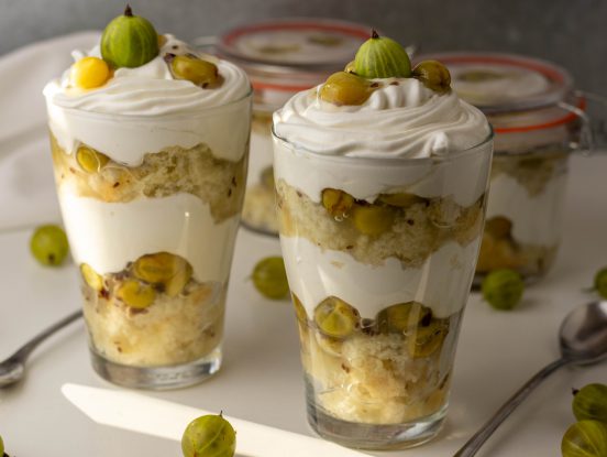 Stachelbeer Trifle mit Vanille Biskuit und Sahnejoghurtcreme