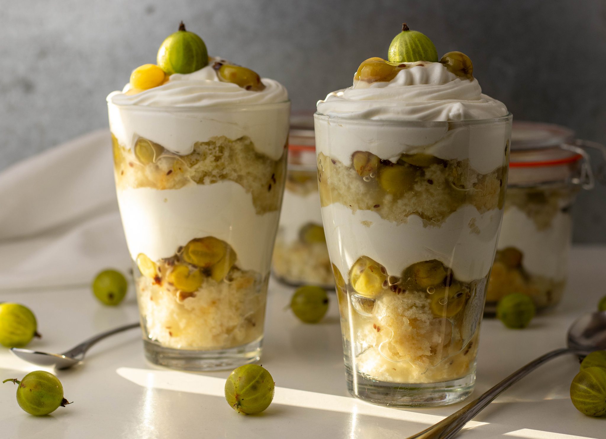 Stachelbeer Trifle mit Vanille Biskuit und Sahnejoghurtcreme - Dailyvegan