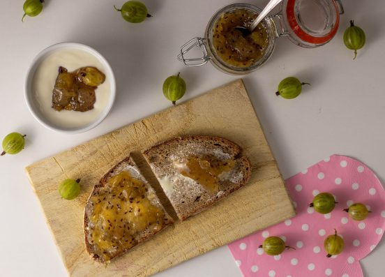 Stachelbeermarmelade aus frisch gepflückten Stachelbeeren