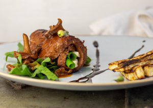 Auf knackigem Rucola und Sauerampfer gebettet