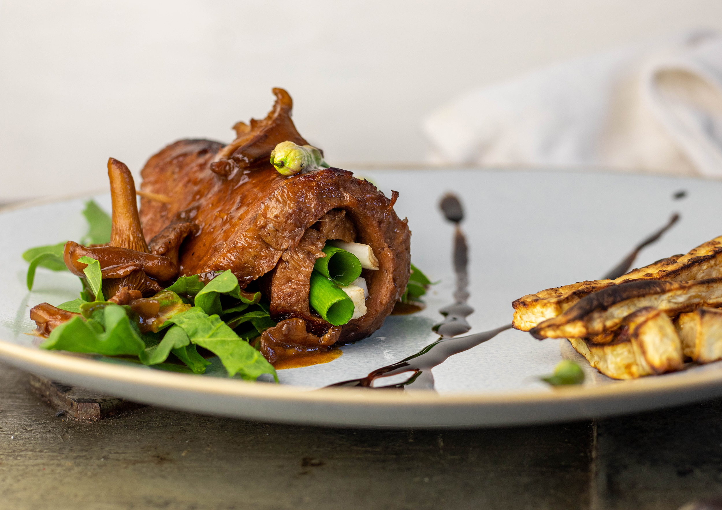 Seitanrouladen mit dunkler Pfifferlingsauce, Selleriepommes und gebratenen Radieschenschoten