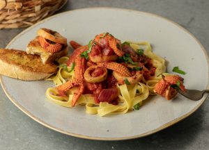 Veganer Tintenfisch in feuriger Tomatensauce