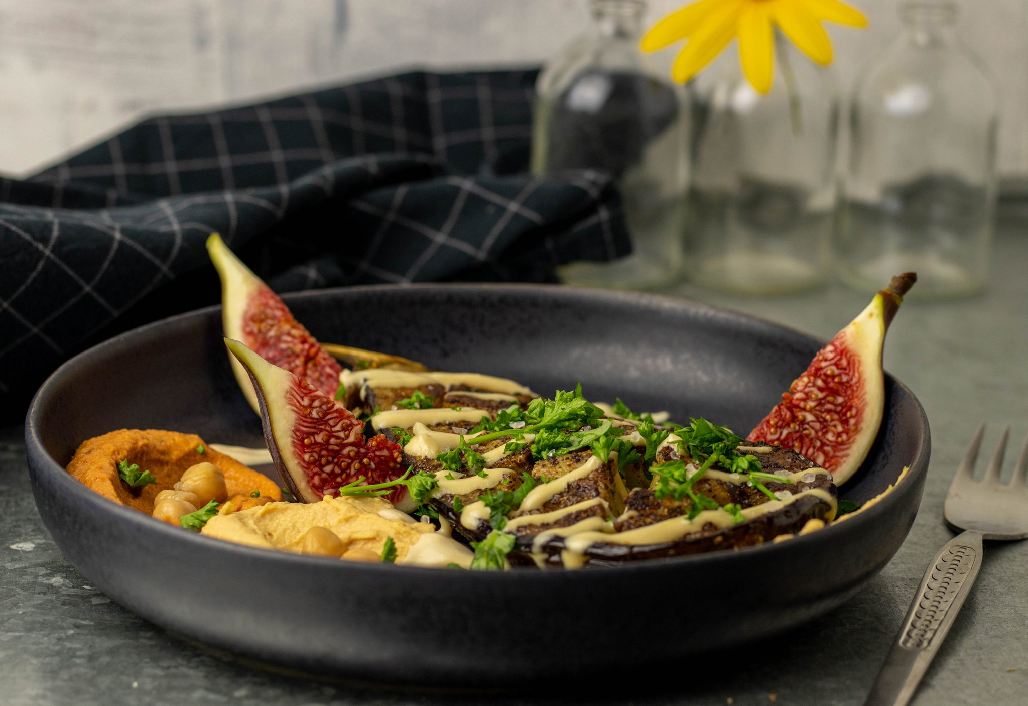 Geröstete Aubergine aus dem Ofen mit Za'atar und zweierlei Hummus