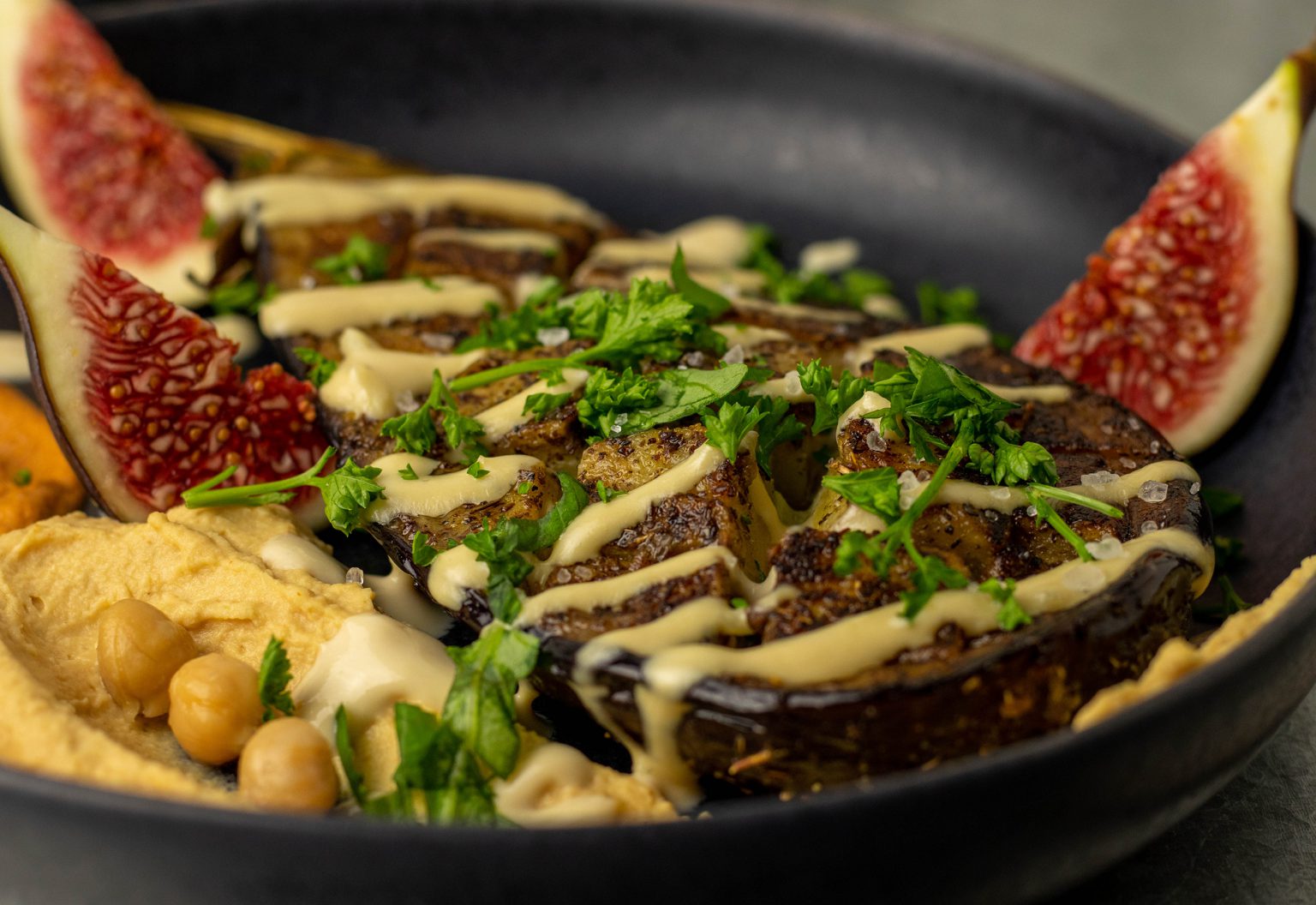 Geröstete Aubergine aus dem Ofen mit Za'atar und zweierlei Hummus