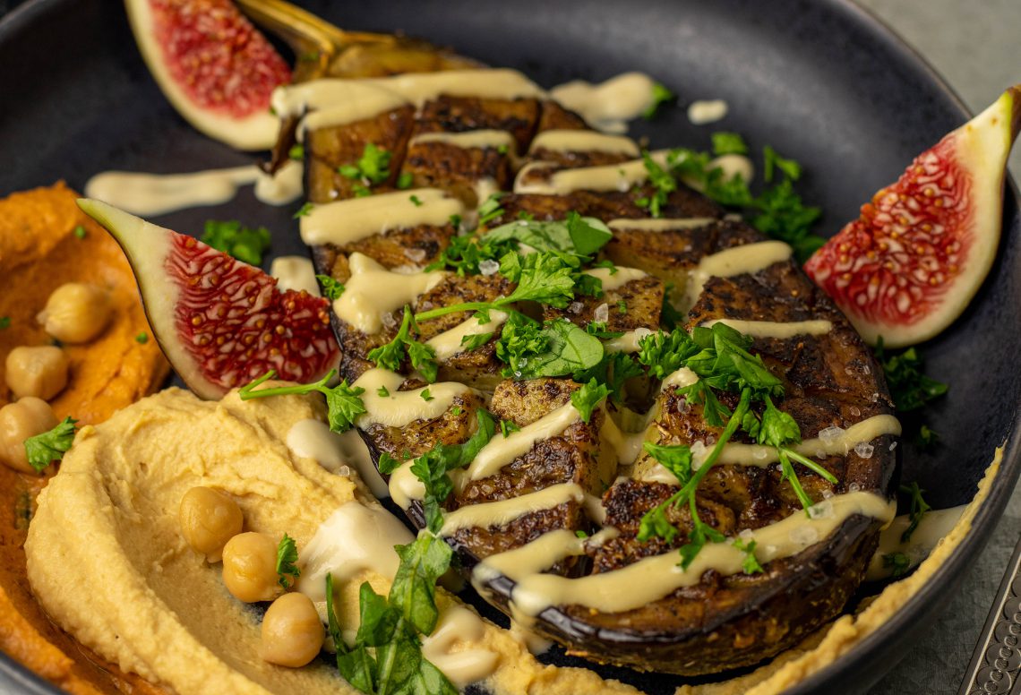 Geröstete Aubergine aus dem Ofen mit Za'atar und zweierlei Hummus