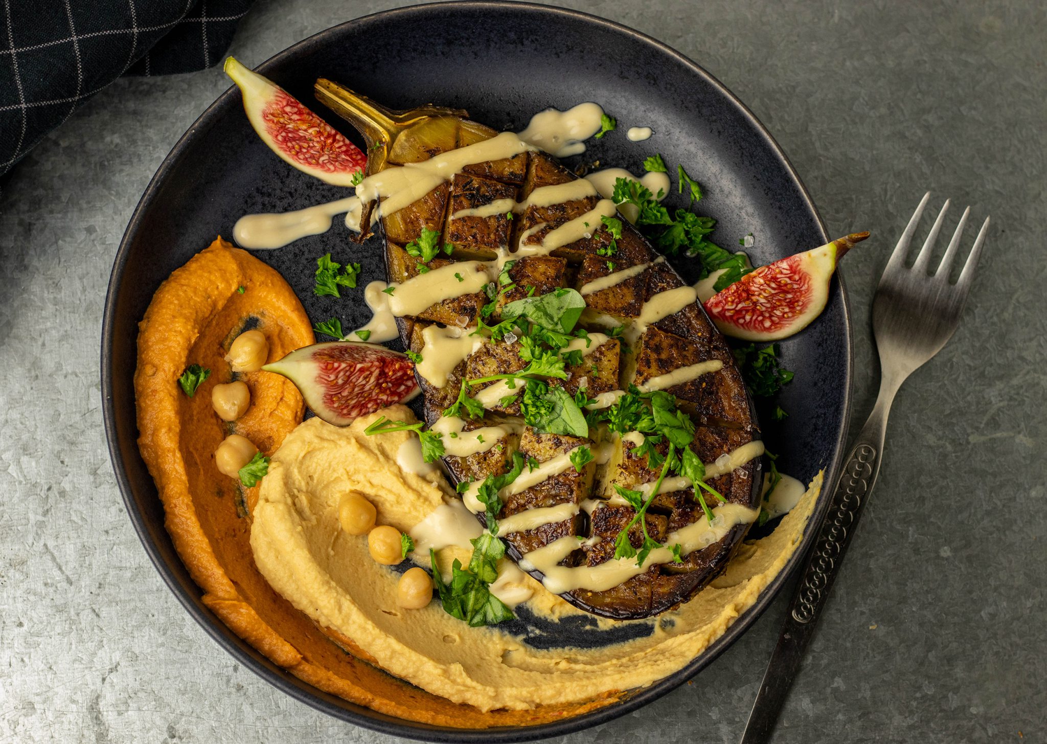 Geröstete Aubergine aus dem Ofen mit Za'atar und zweierlei Hummus