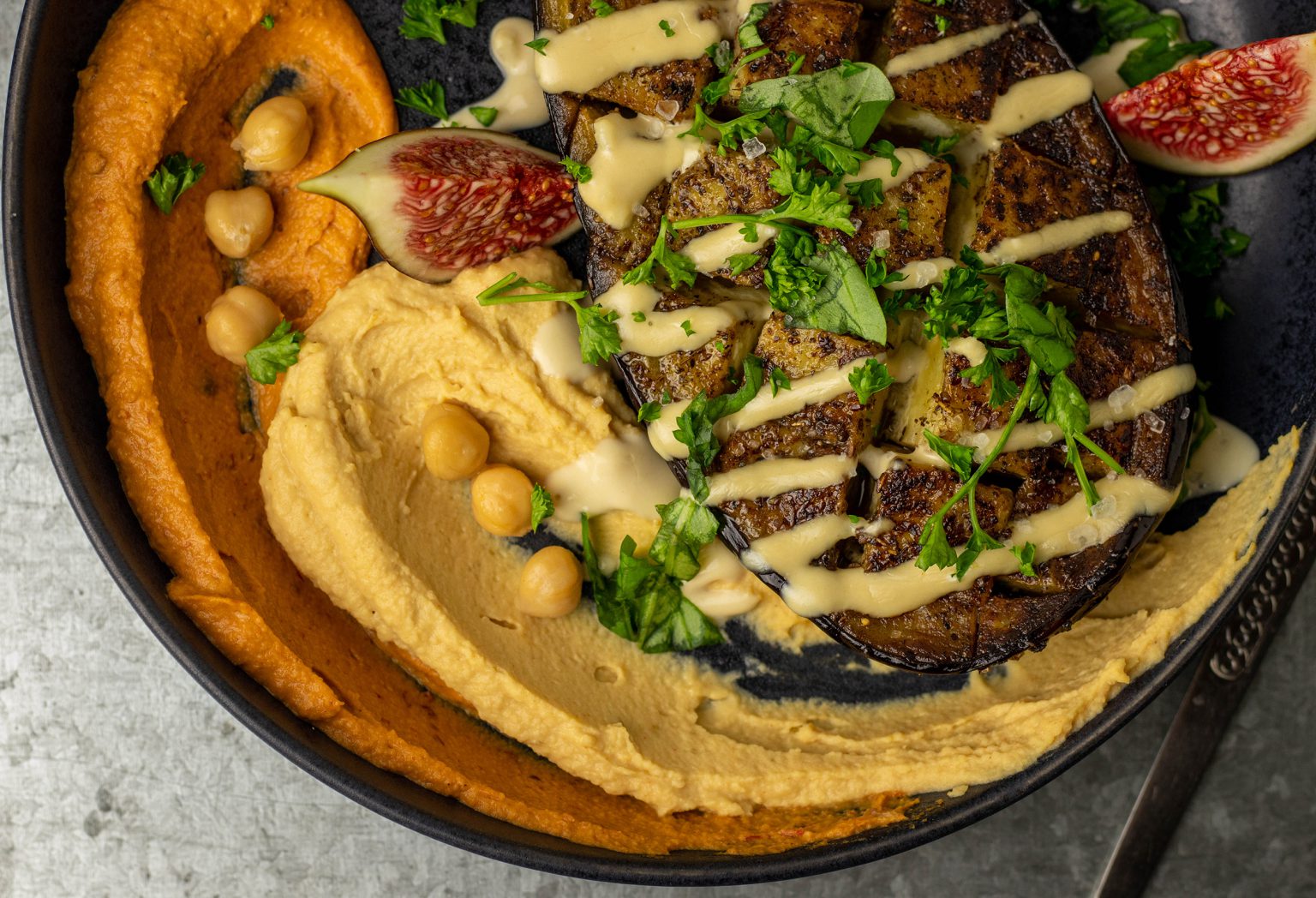 Geröstete Aubergine aus dem Ofen mit Za'atar und zweierlei Hummus