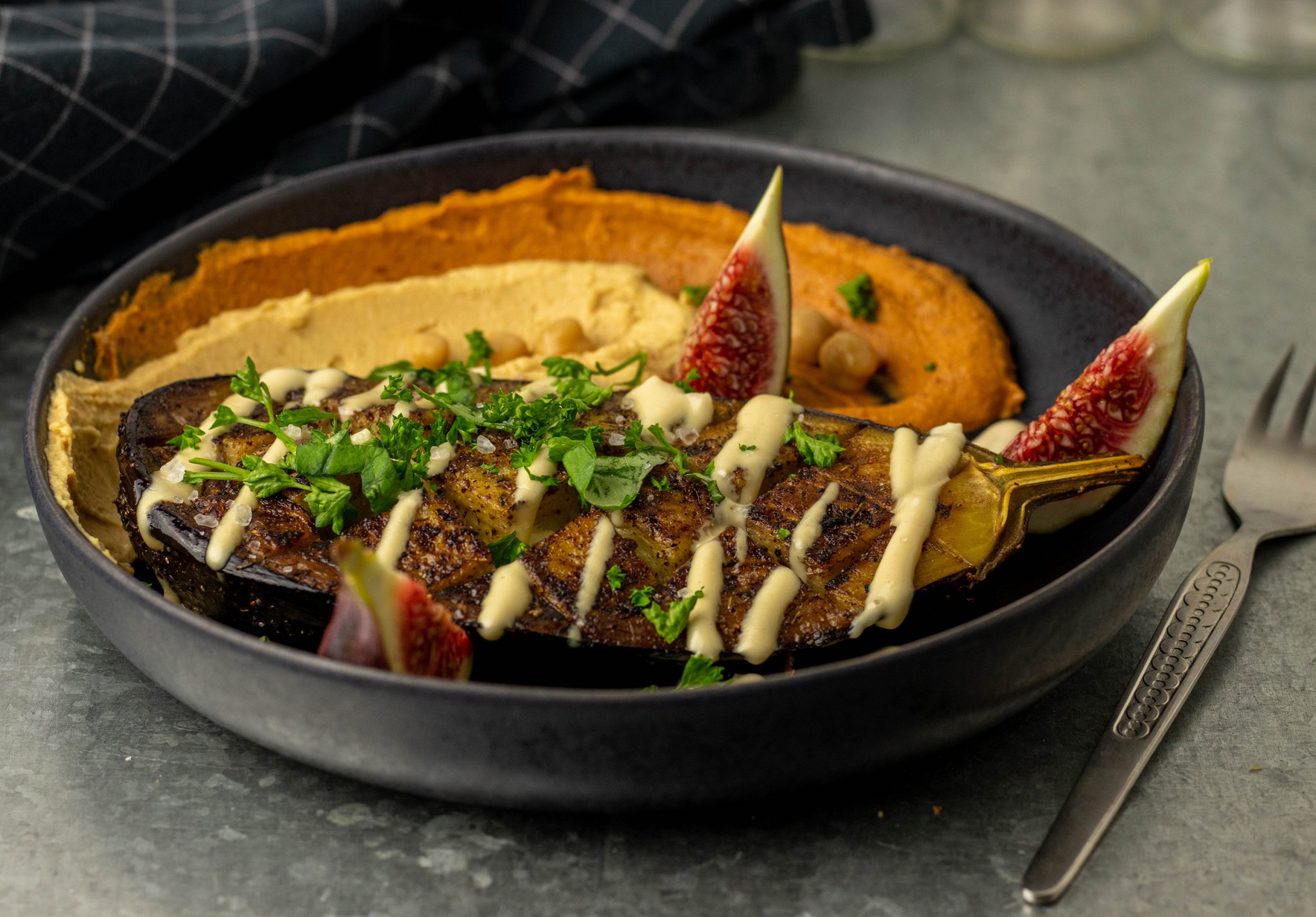 Geröstete Aubergine aus dem Ofen mit Za'atar und zweierlei Hummus