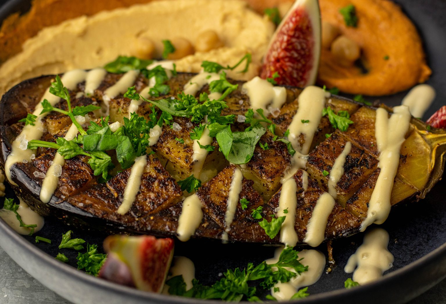 Geröstete Aubergine aus dem Ofen mit Za'atar und zweierlei Hummus