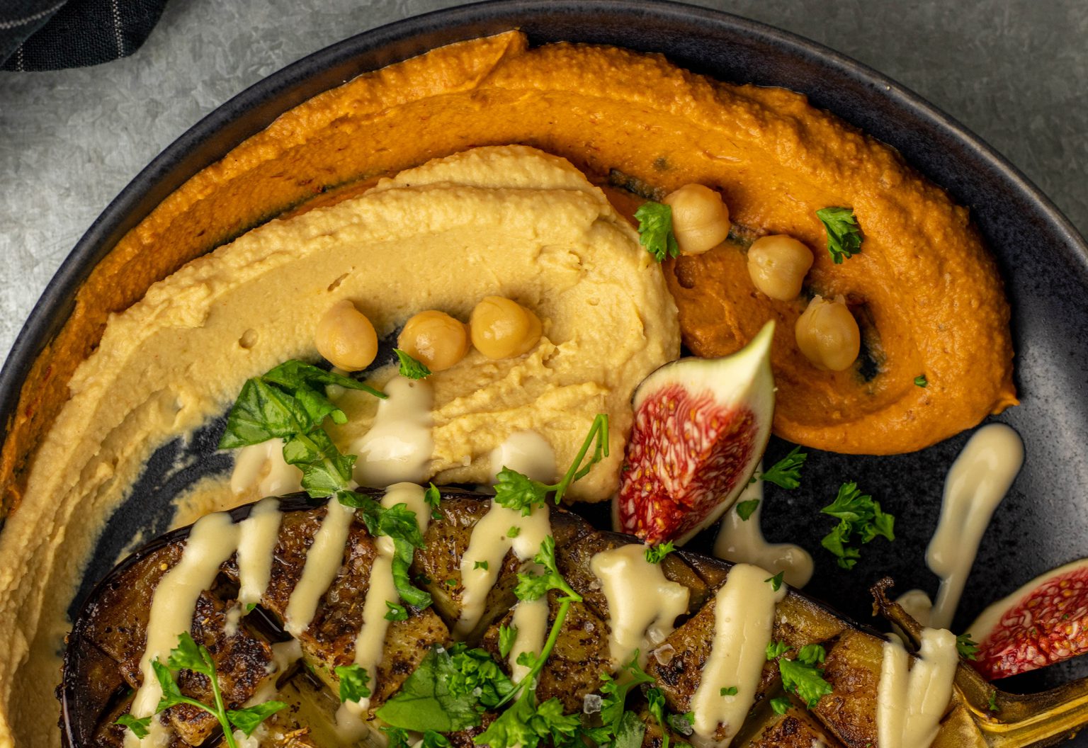 Geröstete Aubergine aus dem Ofen mit Za'atar und zweierlei Hummus