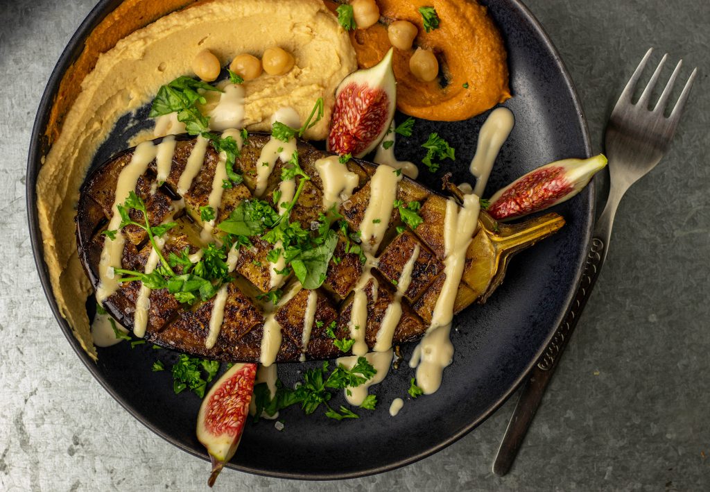 Geröstete Aubergine aus dem Ofen mit Za'atar und Hummus