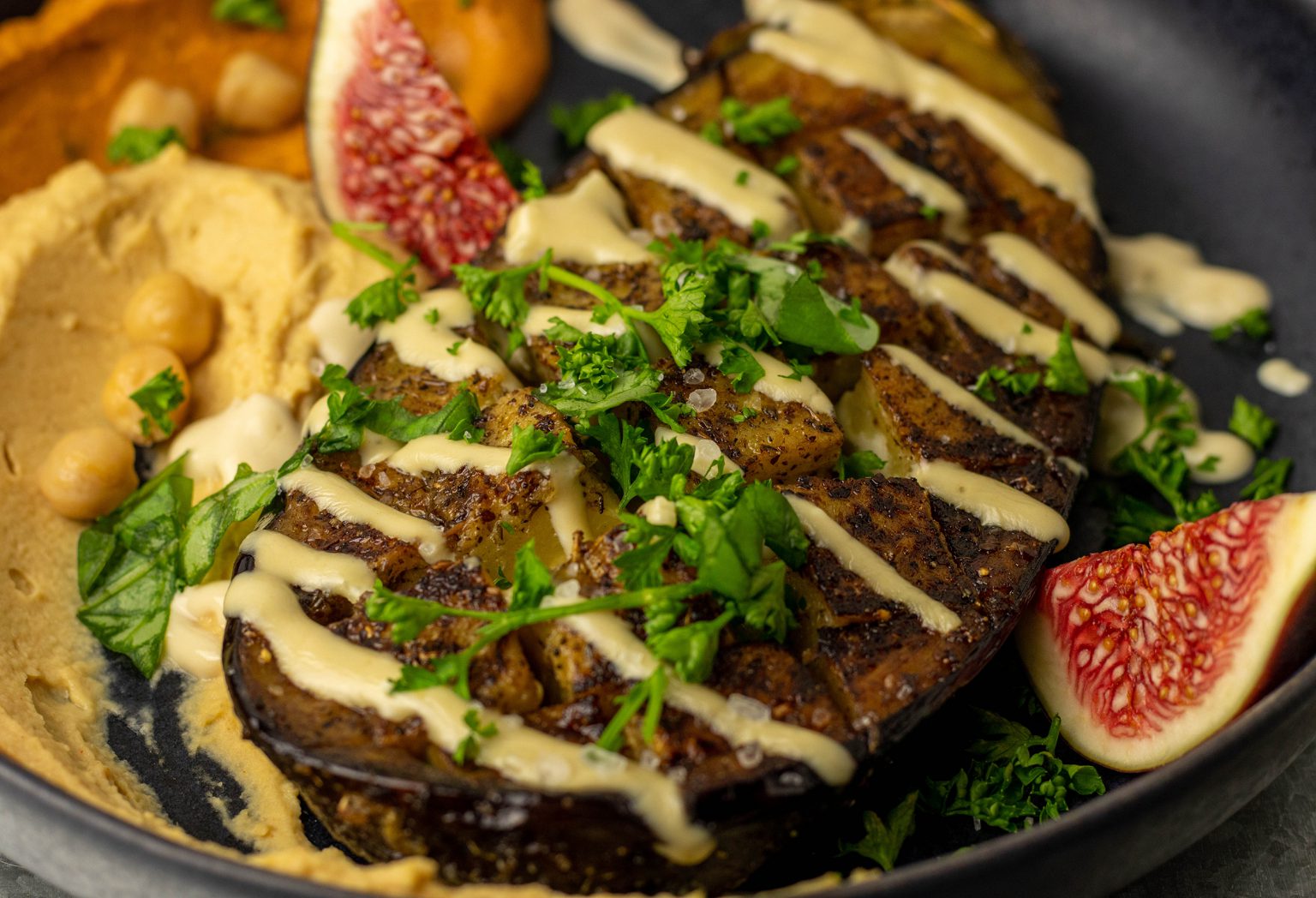 Geröstete Aubergine aus dem Ofen mit Za'atar und zweierlei Hummus