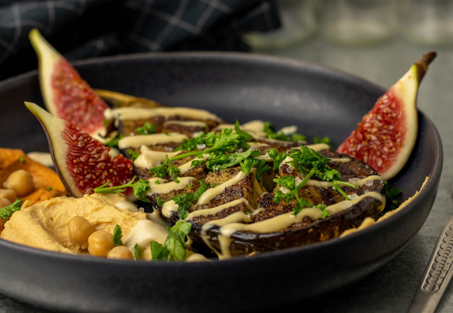 Geröstete Aubergine aus dem Ofen mit Za'atar und zweierlei Hummus