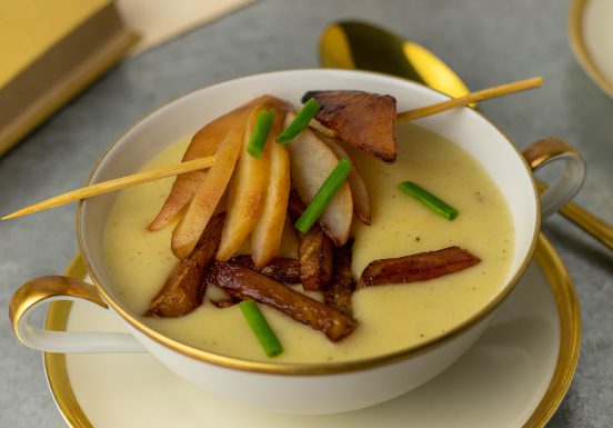 Pastinakencremesuppe mit Ringelbeete und karamellisierter Birne