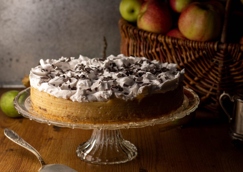 Saftige, herbstliche Schwedische Apfeltorte auf einem Kuchenteller.