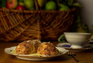 Frische Zwetschgenknödel in Bröselbutter