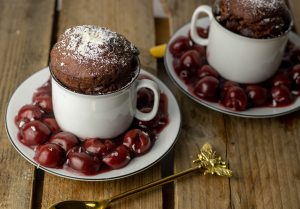 Warmer Schokokuchen mit heißen Kirschen