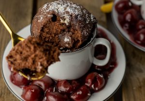 Fluffiger Schokoteig mit geschmolzenen Schokodrops