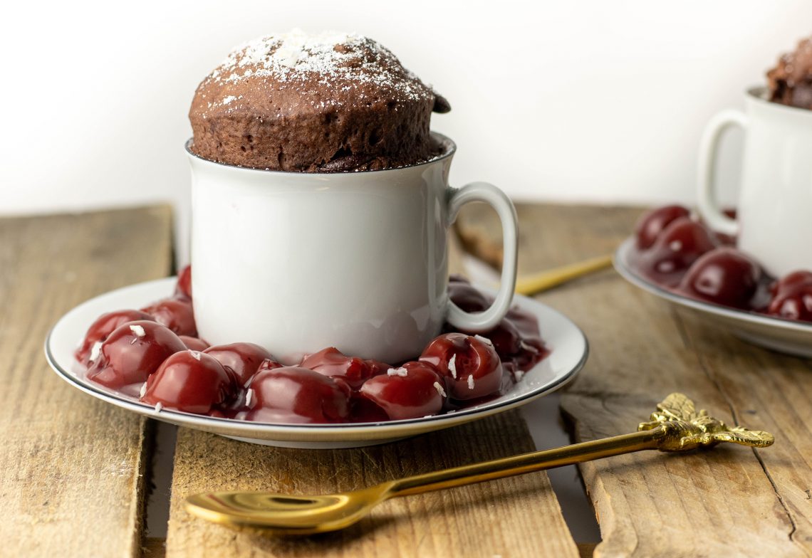 Mug Cake mit heißen Kirschen, blitzschneller Schoko-Tassenkuchen