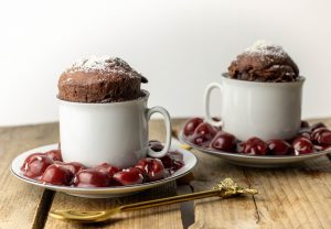 Schokoladenkuchen passt ganz wunderbar zu eingedickten Kirschen