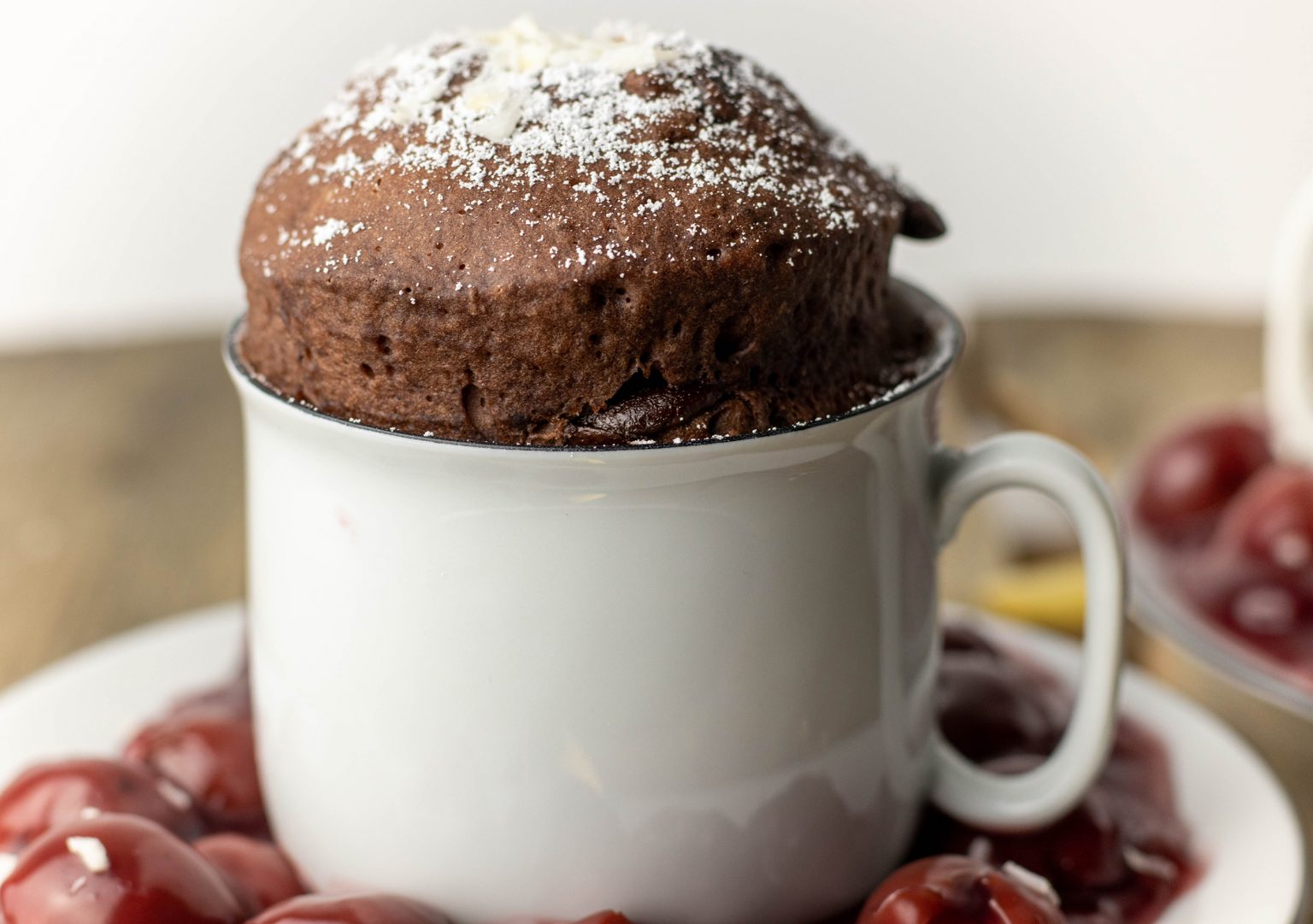 Mug Cake mit heißen Kirschen, blitzschneller Schoko-Tassenkuchen