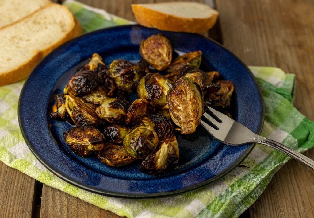 Knuspriger Rosenkohl aus dem Ofen mit Balsamico-Honig-Glasur