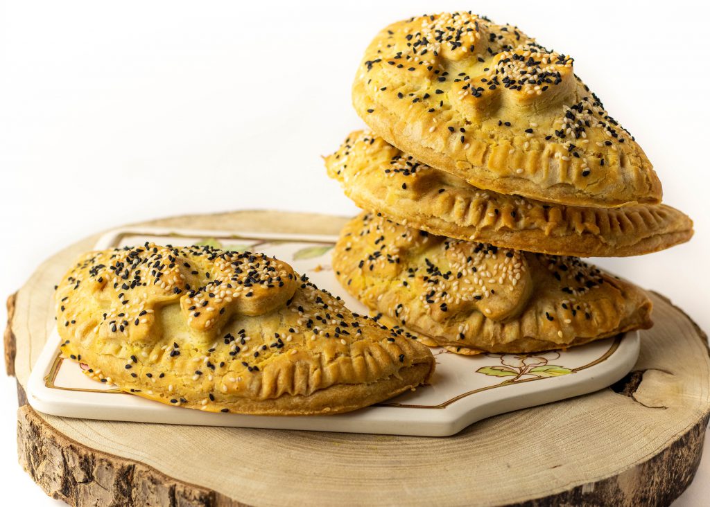 Handliche Teigtaschen mit Pilzfüllung, knuspriger Mürbeteig